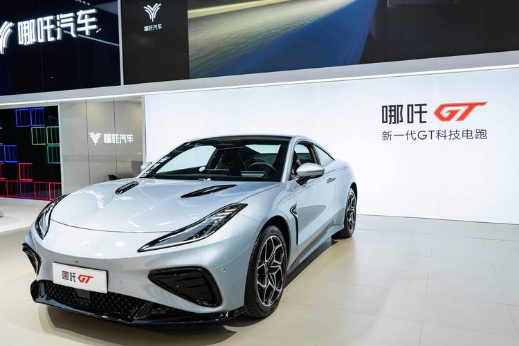 深圳155哪吒汽车在智能汽车领域的表现，领途汽车在新能源汽车市场中的影响力